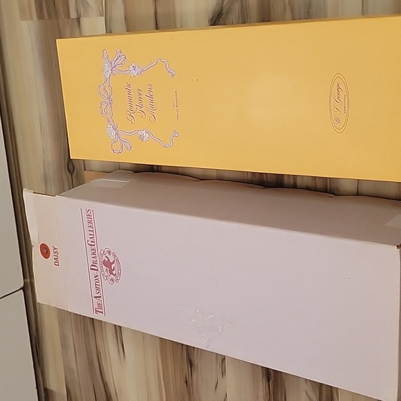 NWT Limited Edition Porcelain Romantic Flower Maidens "Daisy" 1990 - Picture 11 of 12